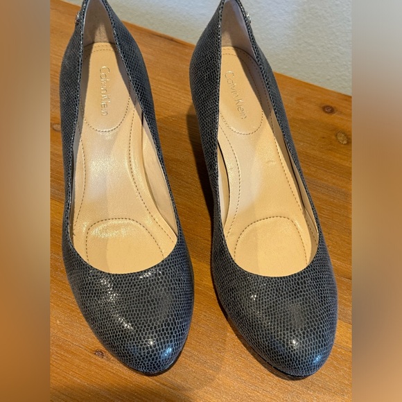 Calvin Klein Womens 7 Saxton Heels Wedge Shoes Pumps Snakeskin Look - Picture 3 of 10